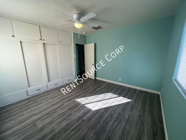 Building Photo - 808 Arville Ave