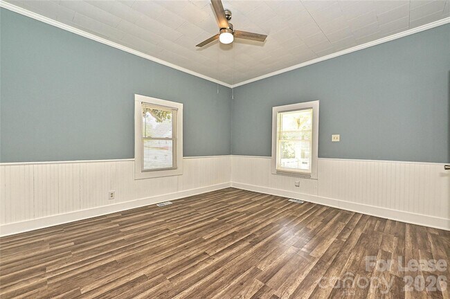 Building Photo - 408 S 12th St