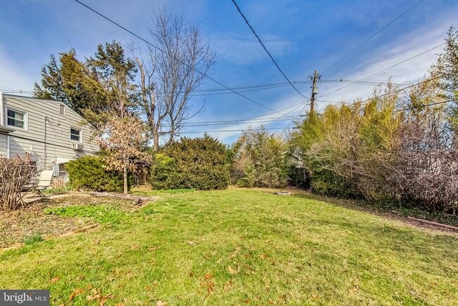 Building Photo - 1208 Pinewood Dr
