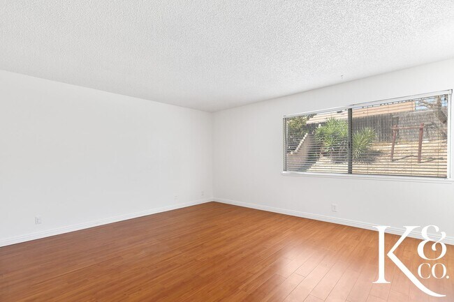 Building Photo - 559 W Avenida De Las Flores