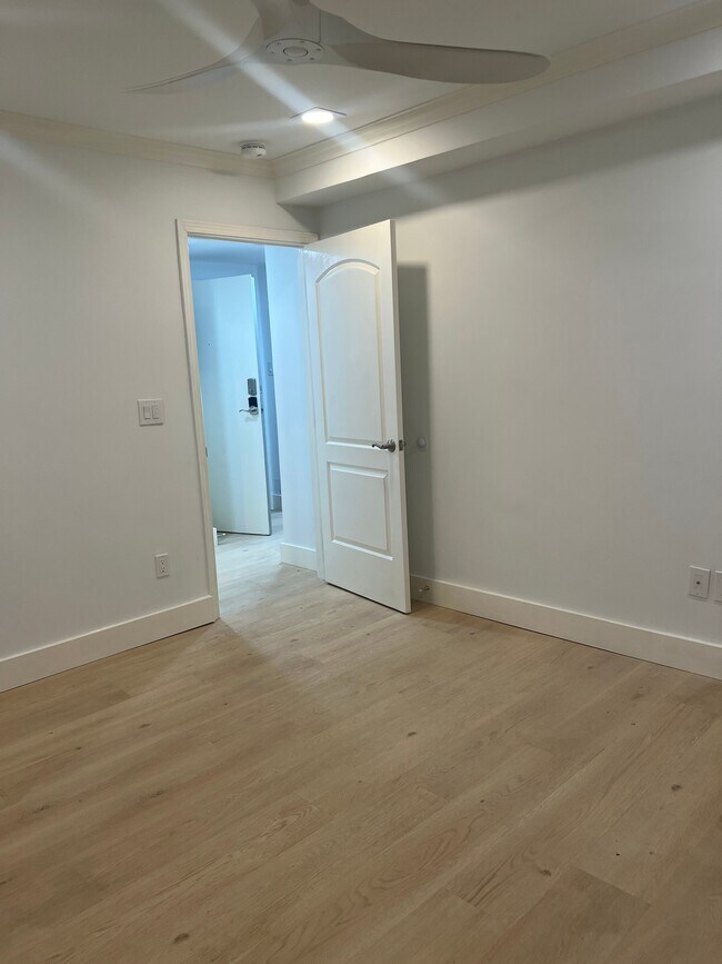 Building Photo - 910 W Hallam St