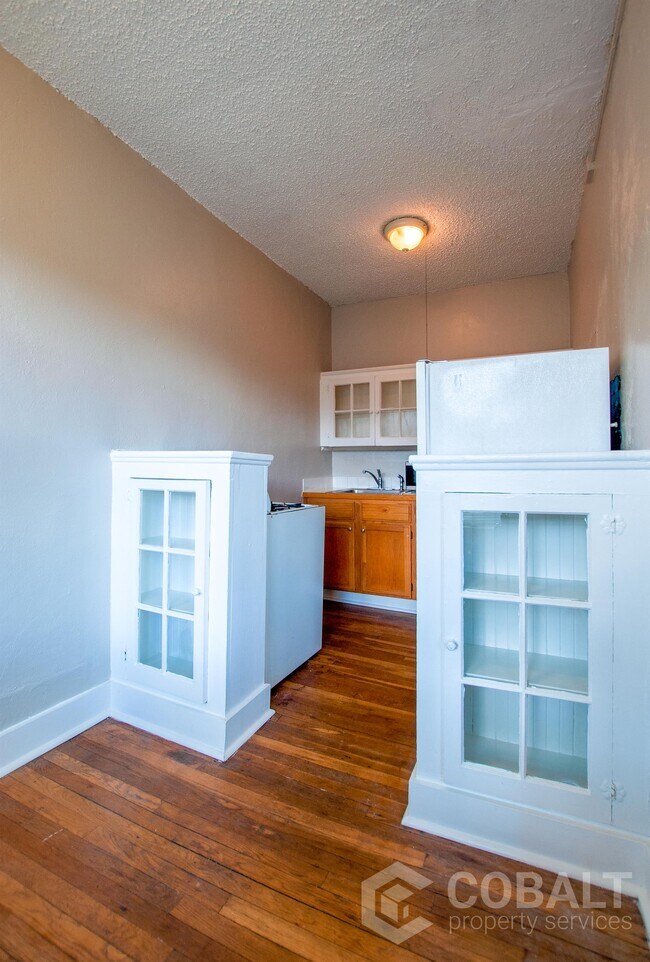 Building Photo - 674 Somerset Terrace NE