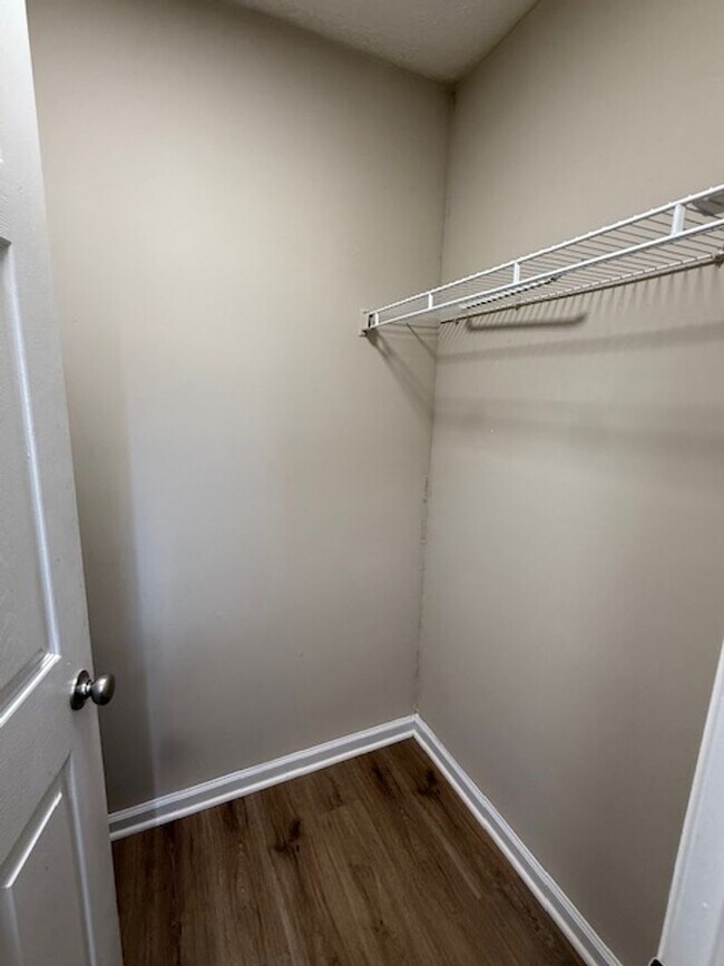 Building Photo - 4 Bedroom 3 Bath Specious Home