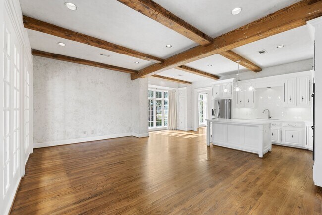Building Photo - Elegant Living Minutes from the Medical Ce...