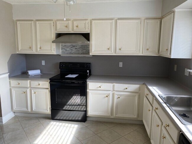 Building Photo - Lovely well cared for home on an extensive landscaped corner lot! Spacious family room with high ...