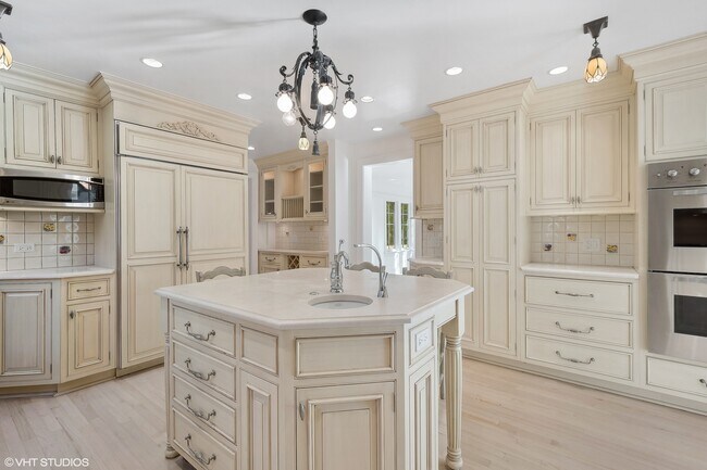 Building Photo - 619 Forest Ave