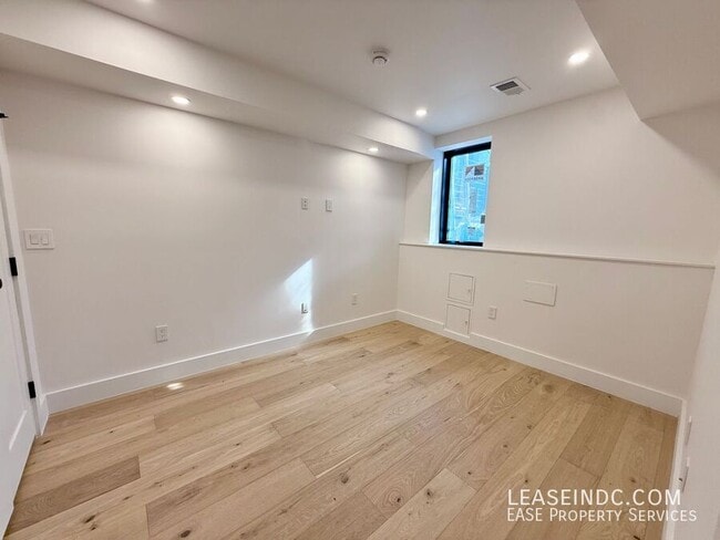 Building Photo - 1812 Independence Ave SE