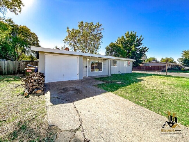 Building Photo - 5625 San Vincente Way