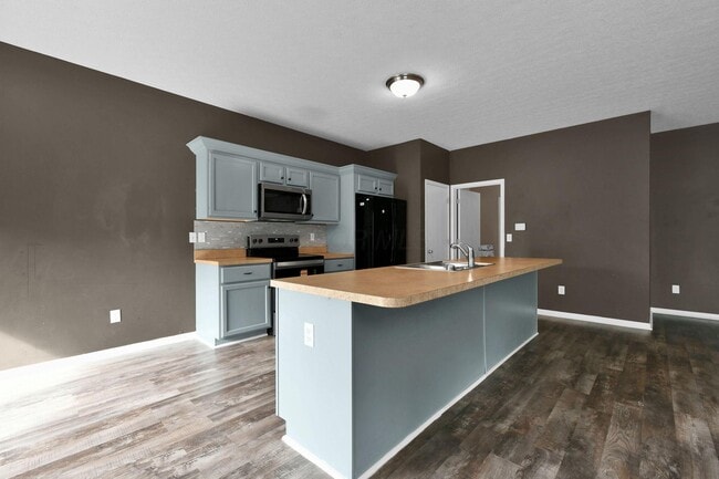 Building Photo - 210 Autumn Way