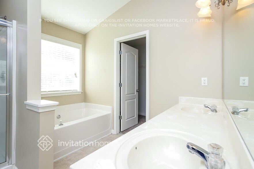 Building Photo - 1029 S Creek Dr