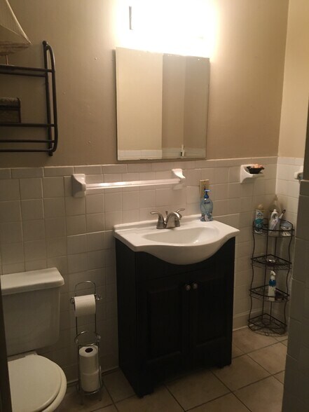 Building Photo - 423 Plum St