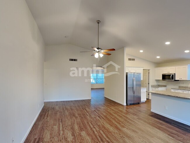 Building Photo - 3033 W Quail Ave