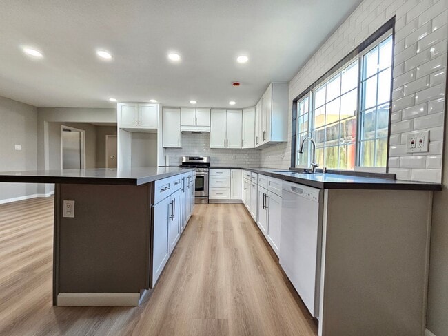 Building Photo - Remodeled Home for Rent – Fresh, Modern, a...
