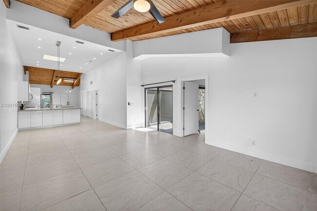 Building Photo - 2619 Parkview Dr S