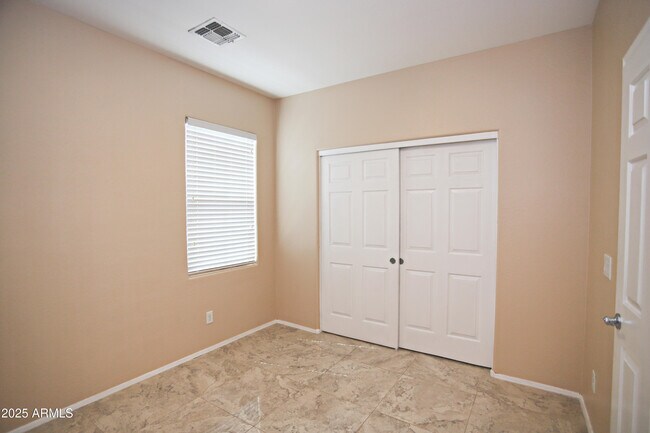 Building Photo - 1090 W Caroline Ln