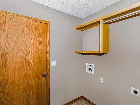 Building Photo - "Spacious 4-Bedroom Family Home with Cozy Fireplace in Wichita - 2261 Sq Ft of Comfort!"