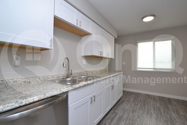 Building Photo - 2210 W Devonshire Ave