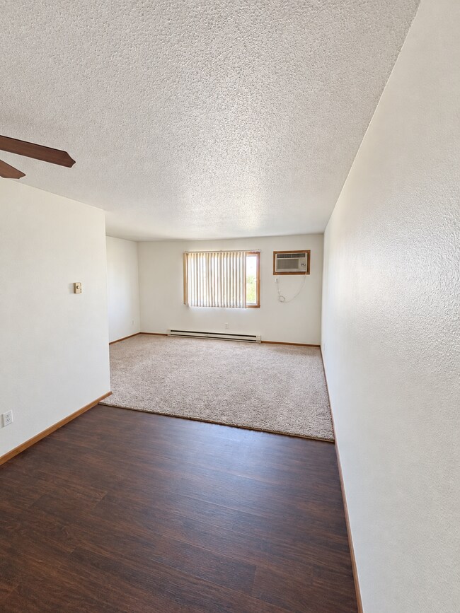 Building Photo - Great location 2 bedroom aparment near MSUM available now!