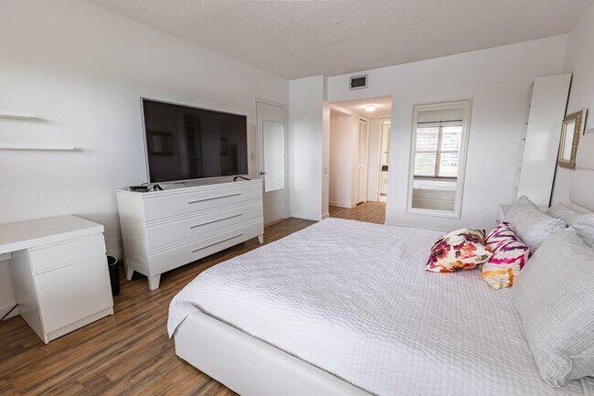 Building Photo - 2751 N Palm Aire Dr