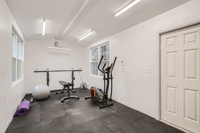 Building Photo - Beautiful 5 BDR Louisville Home/ Private Backyard