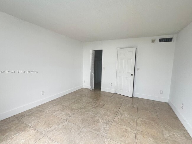 Building Photo - 2000 NE 135th St