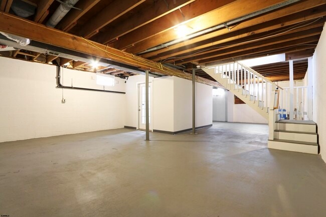 Building Photo - 6007 W Jersey Ave