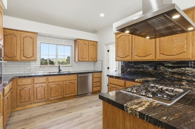 Building Photo - Beautiful Gated Country Property