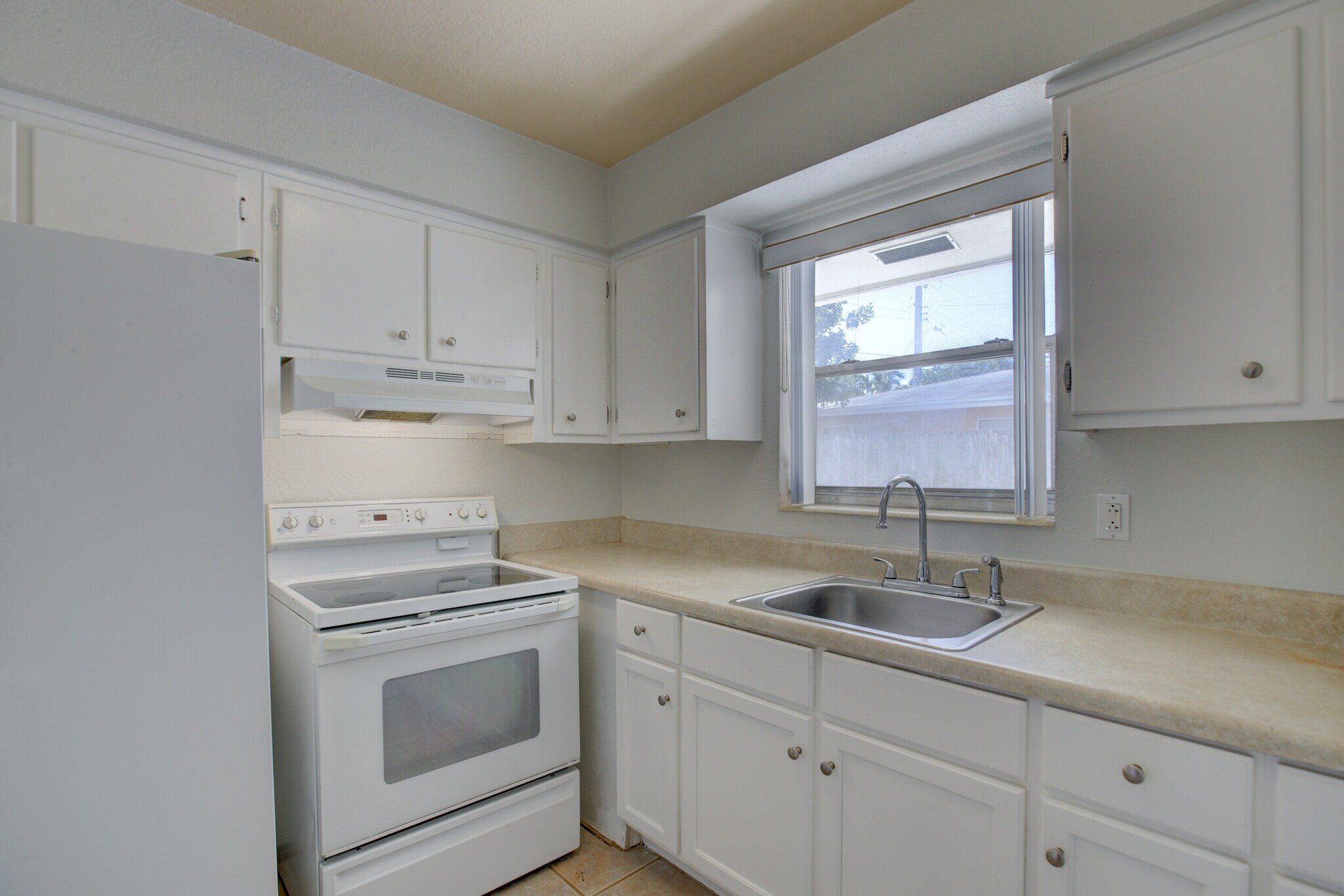 Kitchen - 604 NE 12th Ave