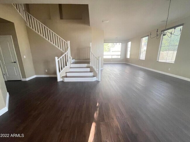 Building Photo - 562 N Danielson Way