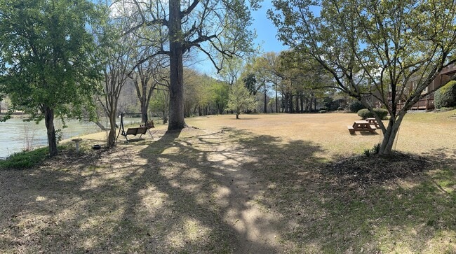 Building Photo - 1119 Riverbend Club Dr SE