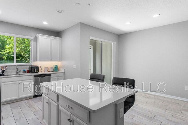 Building Photo - 323 Rustic Loop