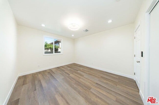 Building Photo - 8430 Glenoaks Blvd