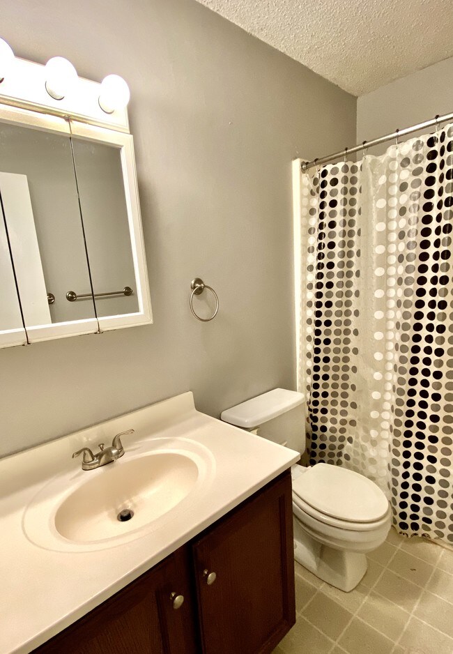 Building Photo - 220 Suppiger Ln