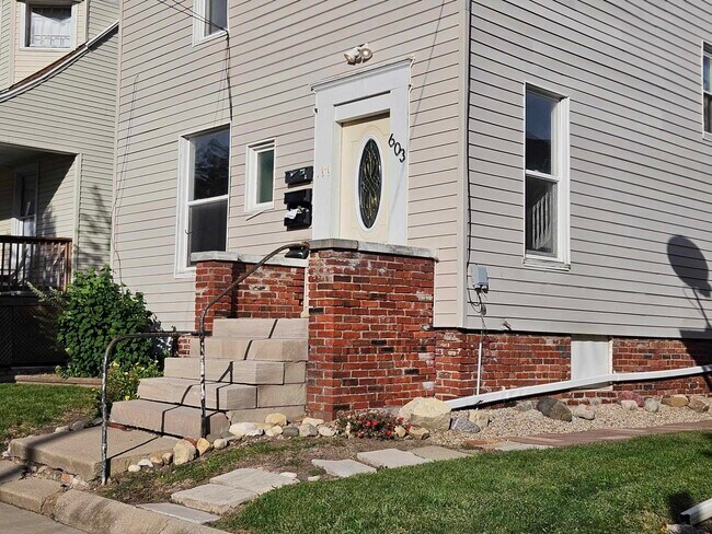 Primary Photo - 603 N Lee St
