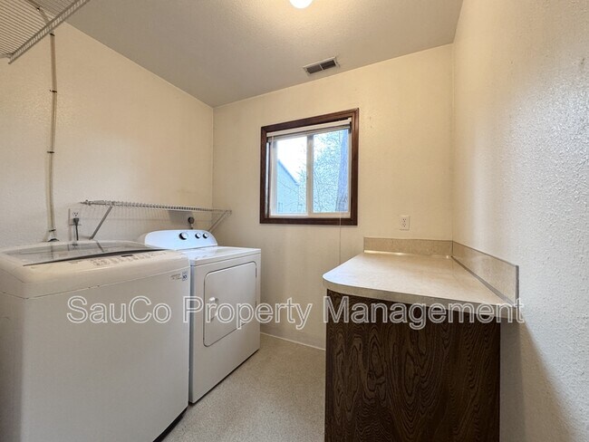 Building Photo - 324 SE 30th Ave