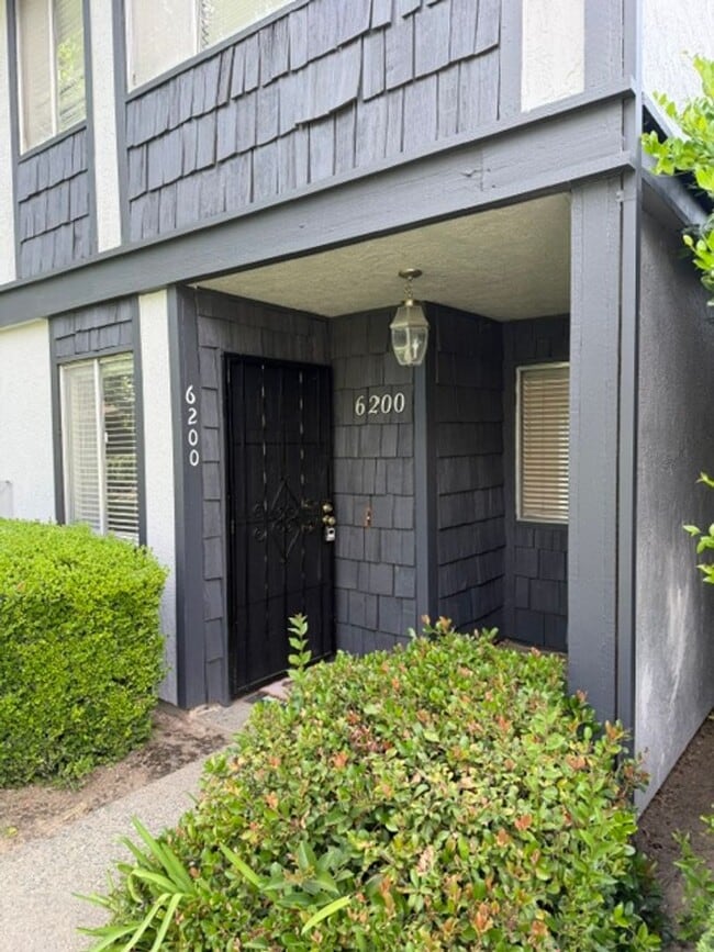 Building Photo - Beautiful 2 Bedroom and 2.5 Bathroom Condo $1,775.00