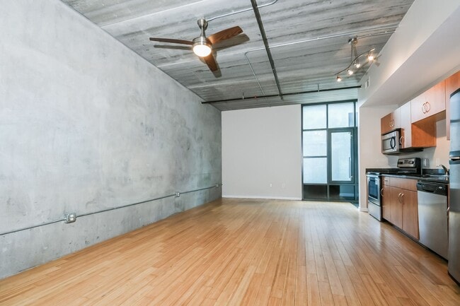 Building Photo - 1 bed / 1 bath w/Study - Move In Today!