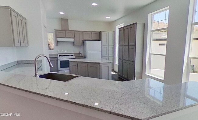 Building Photo - 152 Kings Pl