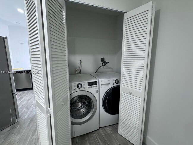 Building Photo - 5593 NW 102nd Pl