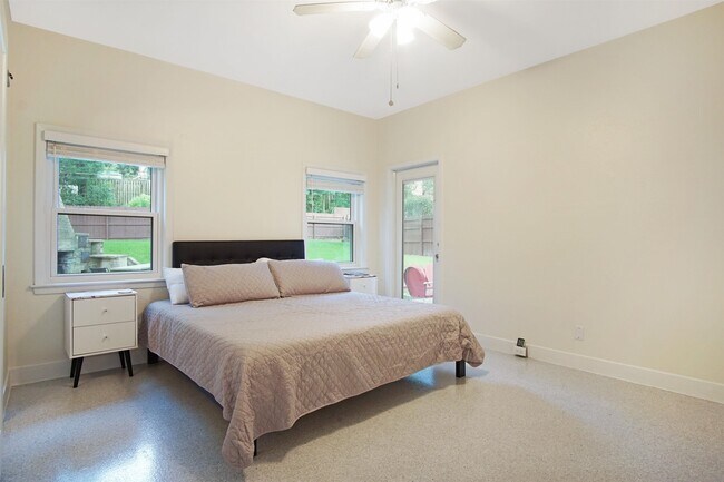 Building Photo - 1647 Lake Ella Dr