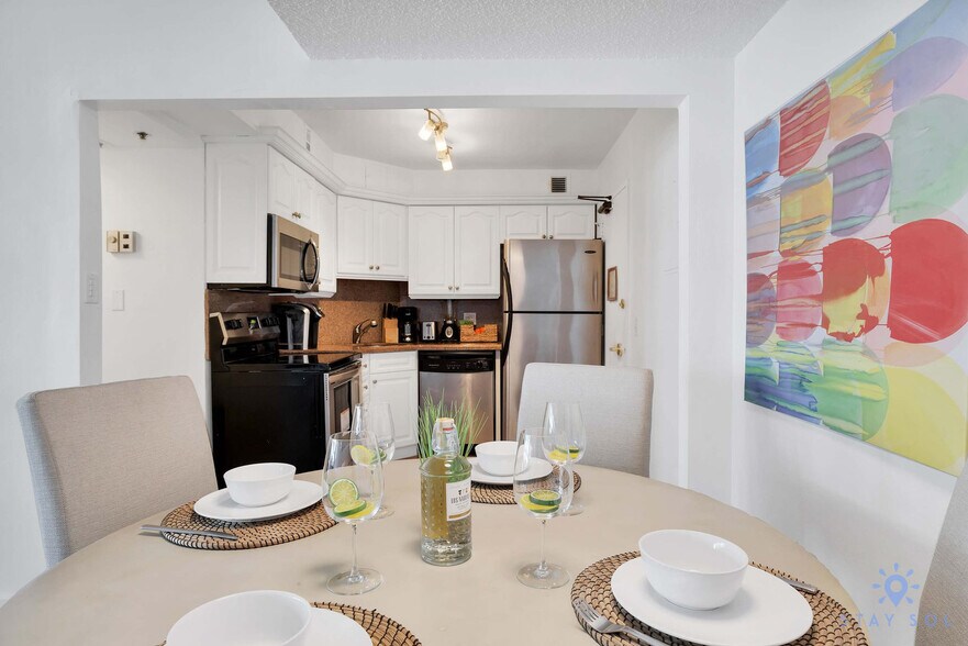 Building Photo - 5225 Collins Ave