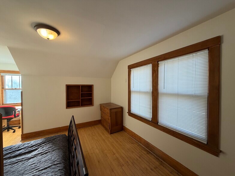 Building Photo - 18 Rustic W