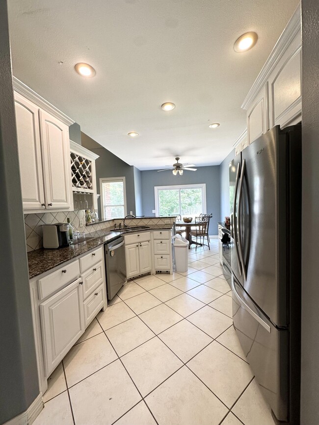 Building Photo - 3750 River Bend Dr