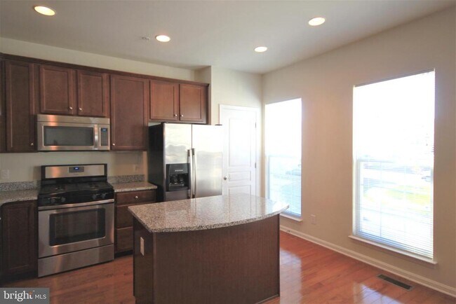 Building Photo - 515 Ellison Dr