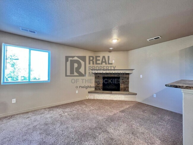 Building Photo - 203 E 6th St