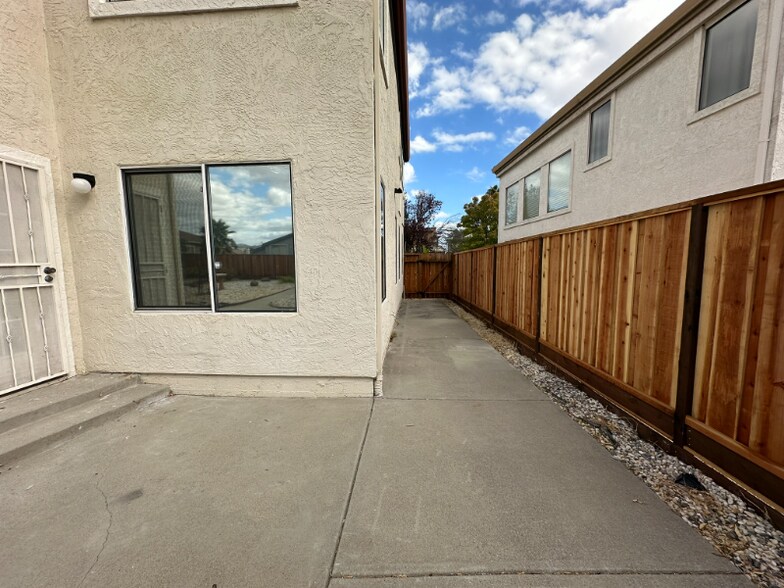 Building Photo - 2426 Carpinteria Dr