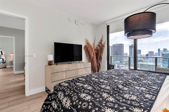 Building Photo - 121 NE 34th St