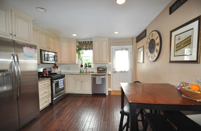 Building Photo - Spacious Fully Renovated 4BR Home with 2 Full Baths – Prime Manayunk Location!