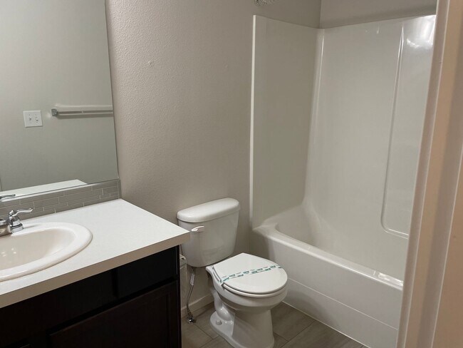Building Photo - 3 Bedroom Townhome w/FULLY FENCED YARD & G...