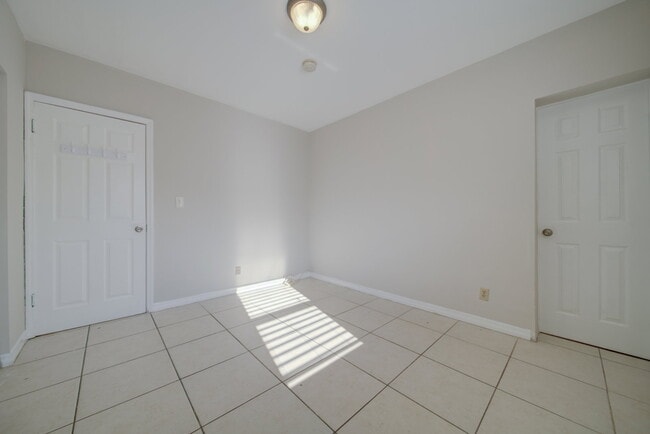 Building Photo - 917 NE 164th St